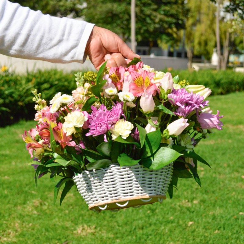 Canasta de flores variadas color pastel