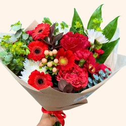 Ramo de flores surtidas rojas
