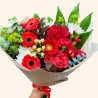 Ramo de flores surtidas rojas