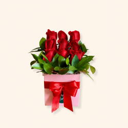 arreglo pequeño de rosas en caja
