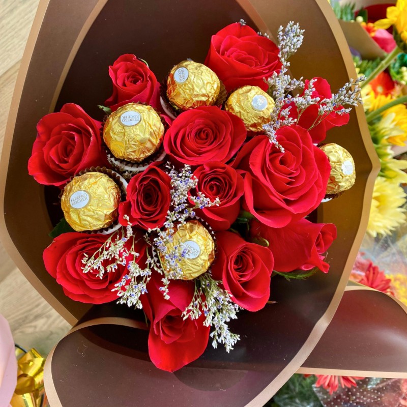 Ramo de rosas y chocolates