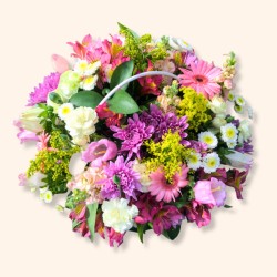 Arreglo de flores variadas en canasta