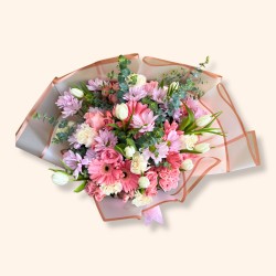 Ramo de flores variadas y tulipanes